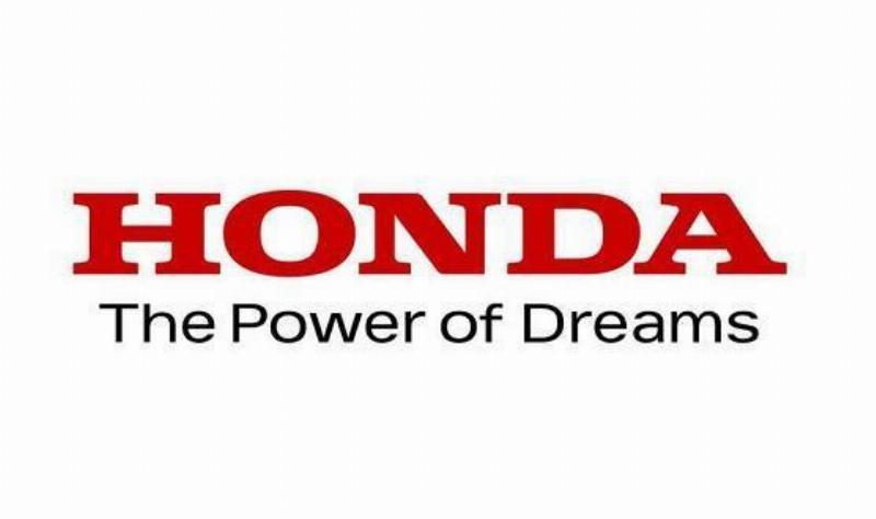 Người lái trải nghiệm cảm giác lái thoải mái và thể thao trên chiếc Honda Air Blade 2022 trên đường phố